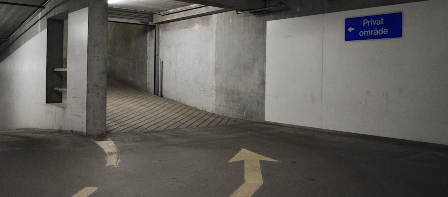 Vi er et privatejet parkeringshus, centralt beliggende på Falkoner Plads på Frederiksberg (indkørsel fra Sylows Allé). Vi kan tilbyde dig din egen p-plads i centrum af det attraktive Frederiksberg, lige ved siden af Frederiksberg Centret, Frederiksberg Gymnasium, Scandic Hotel, Copenhagen Business School, Falkoner Centret, busser og Metro og masser af indkøbsmuligheder. Du undgår parkeringsbesvær og parkeringsbøder. Du skal ikke cirkle rundt, for til sidst at sætte din bil/motorcykel et tilfældigt ledigt sted, du er sikret mod hærværk, tyveri og parkeringsskrammer. P-huset er opvarmet, så du skal ikke tænke på at skrabe ruder. Du kan sætte dig ind i en tør og varm bil - hele året! Adgangen til det private område i p-huset er spærret med en port, og du har kun adgang med din fjernbetjening.